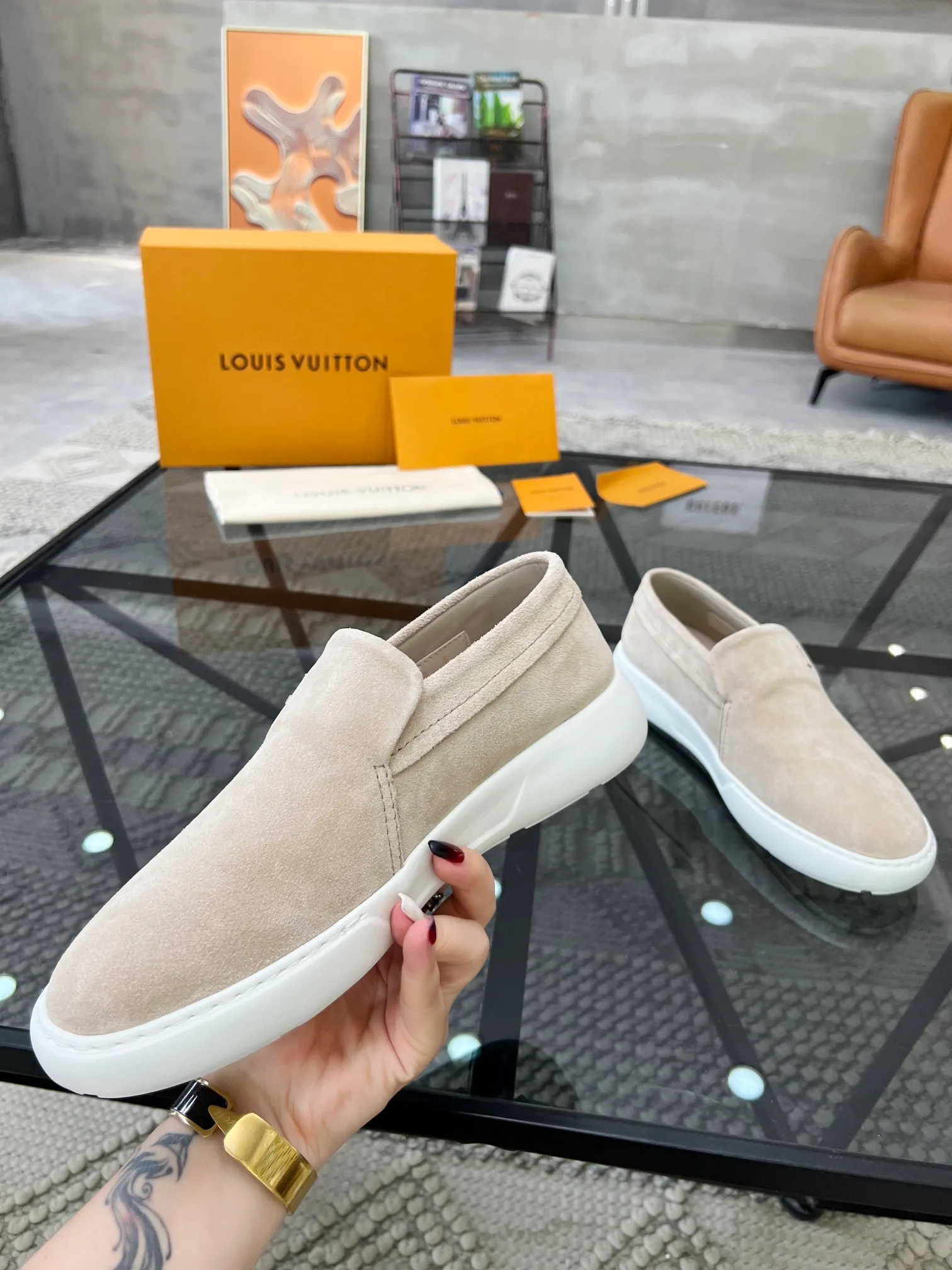 Factory price: 520💰 LV🔍Top purchasing agent🇮🇹 Road The most popular sneakers are available at the same time in the super popular sports shoe counters. The uppers are made of Italian original imported cowhide fabric. The classic and generous layout is a must-have for fashionistas. The complex craftsmanship is perfectly reproduced. The imported soft water-dyed cowhide lining is padded. The soles are: original soles specially provided by the factory. The exclusive foamed molded soles are super comfortable. The original factory follows the order. 🔍🔍High quality. You can go in and out of the counter at will. Welcome to compare. Size 39-45 (38 can be ordered)